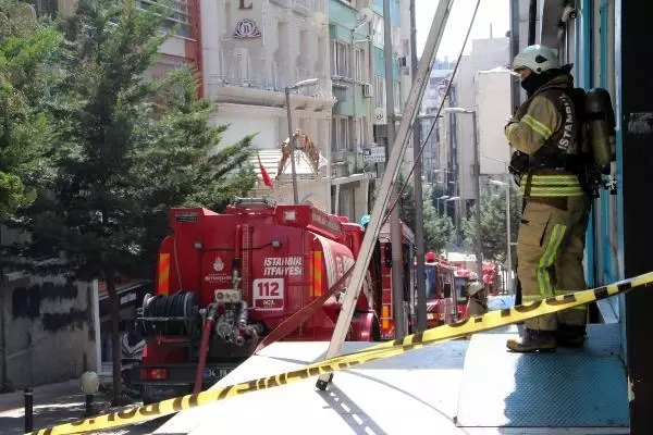 Son dakika: ŞİŞLİ'DE İŞ MERKEZİNİN ÇATISINDA YANGIN