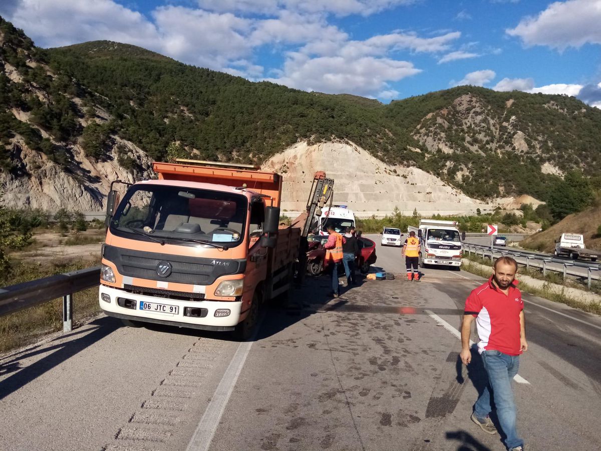 Son dakika: Tokat'ta kamyona arkadan çarpan otomobildeki kadın hayatını kaybetti, 2 kişi yaralandı