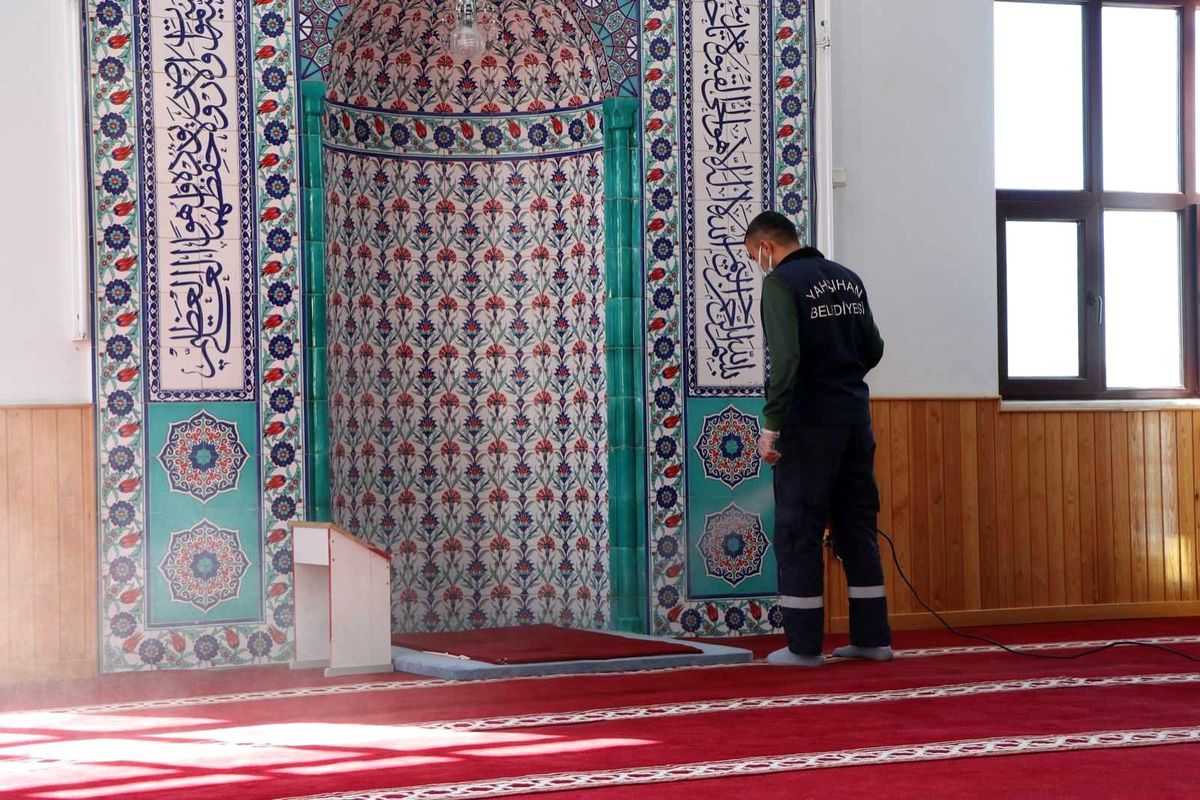 Yahşihan'daki camiler Covid-19 önlemleri kapsamında dezenfekte ediliyor