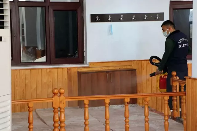 Yahşihan'daki camiler Covid-19 önlemleri kapsamında dezenfekte ediliyor