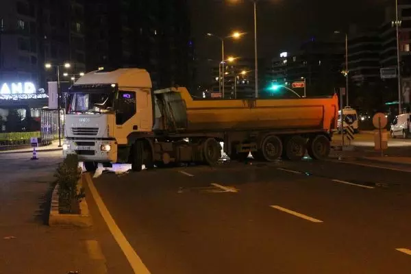 YASAK OLDUĞU HALDE 'U' DÖNÜŞÜ YAPAN HAFRİYAT KAMYONUNA İETT OTOBÜSÜ ÇARPTI