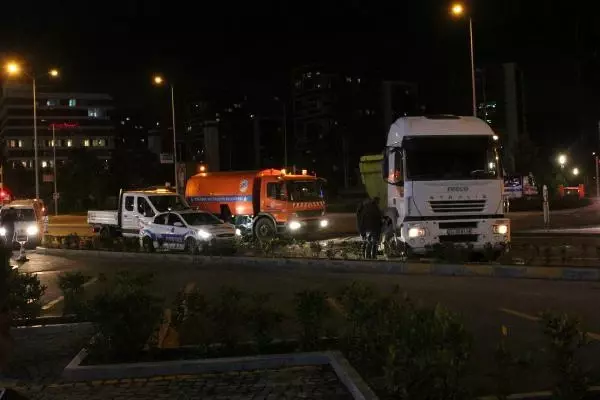 YASAK OLDUĞU HALDE 'U' DÖNÜŞÜ YAPAN HAFRİYAT KAMYONUNA İETT OTOBÜSÜ ÇARPTI