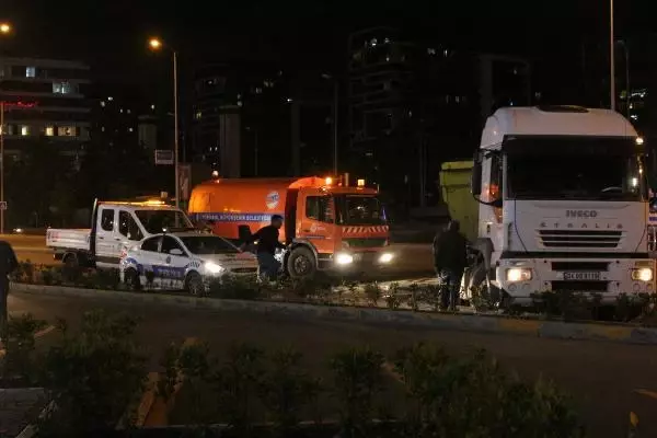 YASAK OLDUĞU HALDE 'U' DÖNÜŞÜ YAPAN HAFRİYAT KAMYONUNA İETT OTOBÜSÜ ÇARPTI