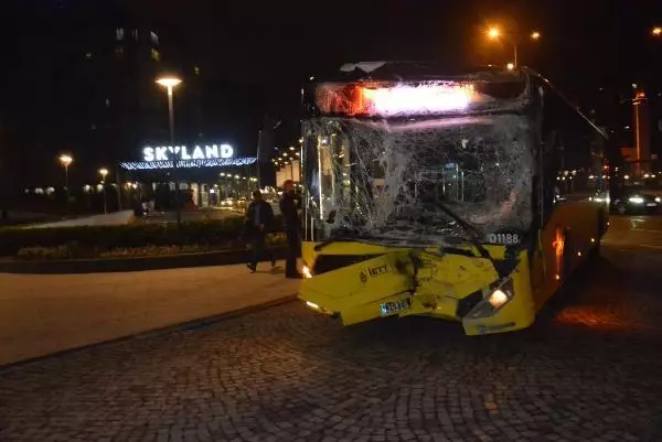 YASAK OLDUĞU HALDE 'U' DÖNÜŞÜ YAPAN HAFRİYAT KAMYONUNA İETT OTOBÜSÜ ÇARPTI