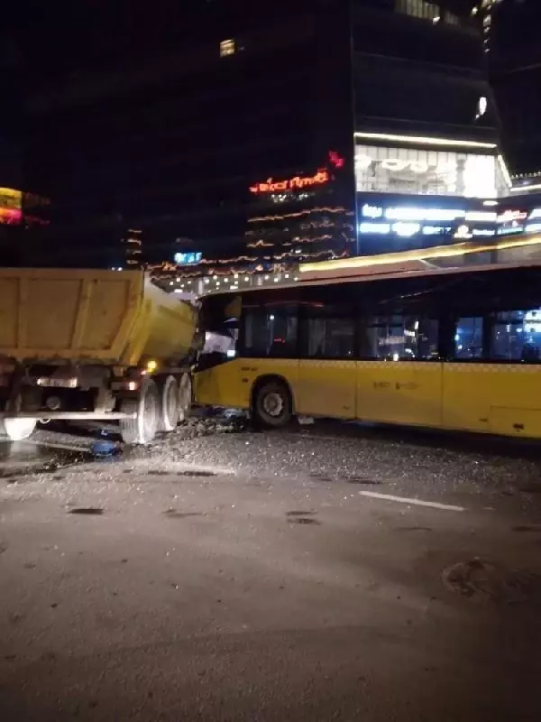 YASAK OLDUĞU HALDE 'U' DÖNÜŞÜ YAPAN HAFRİYAT KAMYONUNA İETT OTOBÜSÜ ÇARPTI