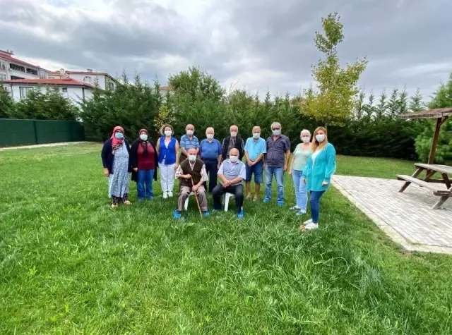 Yaşlı Yaşam Merkezi müdavimleri ebru ve resim öğreniyor