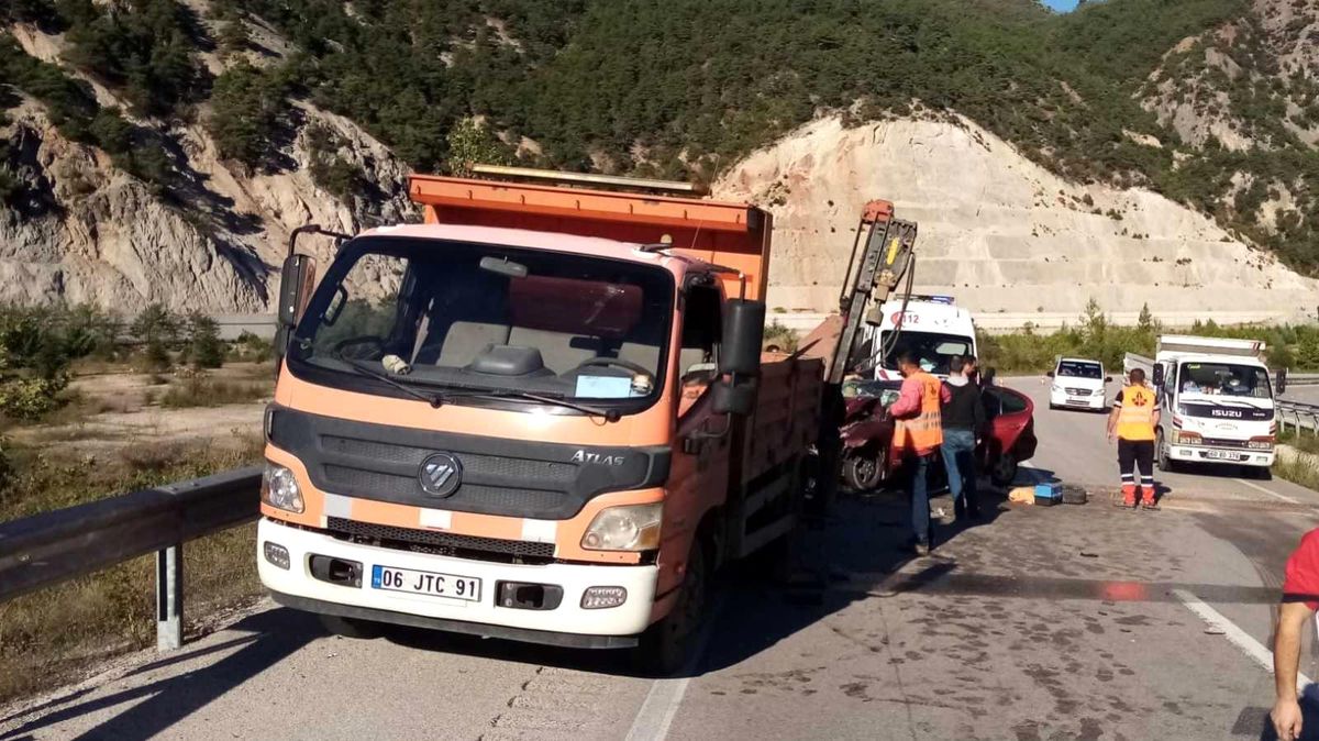 Yol çizgi kamyonuna otomobil çarptı: 1 ölü, 2 yaralı