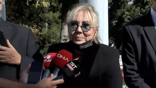 Zeki Müren, 25'inci ölüm yıl dönümünde kabri başında anıldı