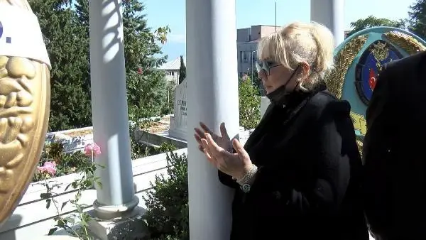 Zeki Müren, 25'inci ölüm yıl dönümünde kabri başında anıldı