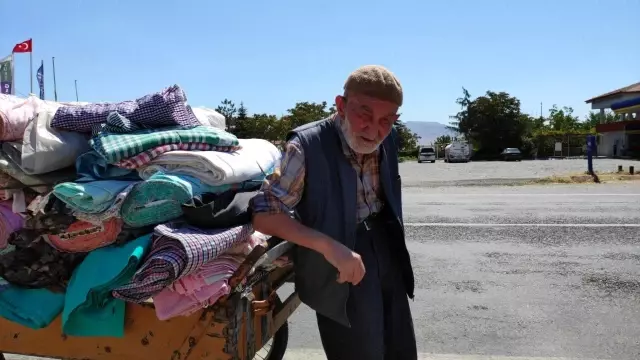88 yaşındaki çerçici ekmek parası için kilometrelerce yol gidiyor