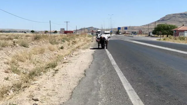 88 yaşındaki çerçici ekmek parası için kilometrelerce yol gidiyor