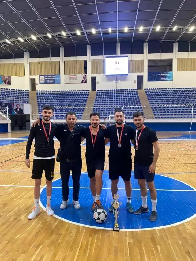 Ağrılı sporcular, ayak tenisinde bölge ikincisi oldu