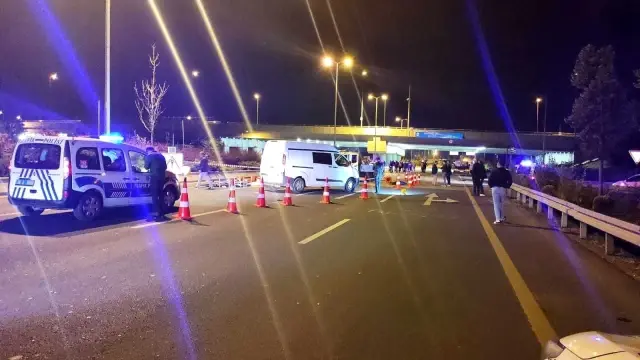 Son dakika: Ankara'da aydınlatma direklerine bakım yapan işçilere araba çarptı: 2 ölü, 2 yaralı