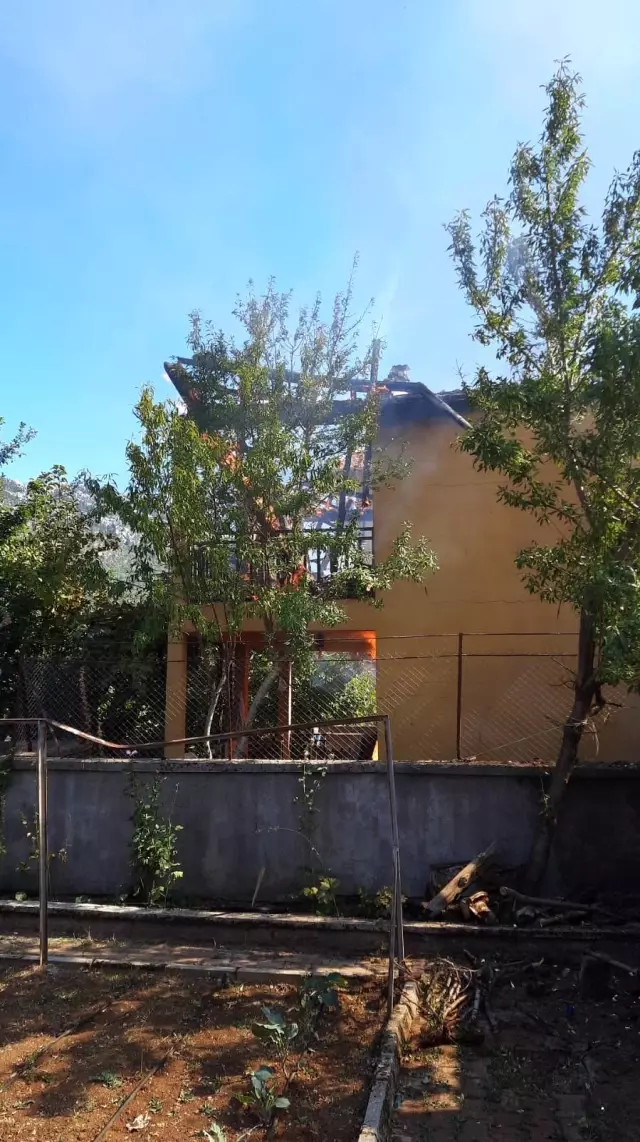 Son dakika haber: Antalya'da dubleks ev çıkan yangında küle döndü