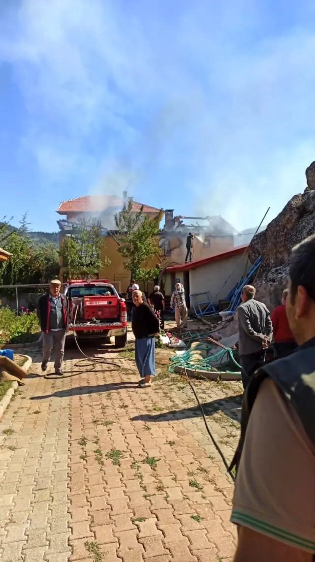 Son dakika haber: Antalya'da dubleks ev çıkan yangında küle döndü