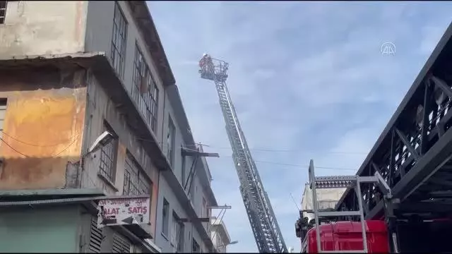 Bayrampaşa'da iş yerinde çıkan yangın söndürüldü