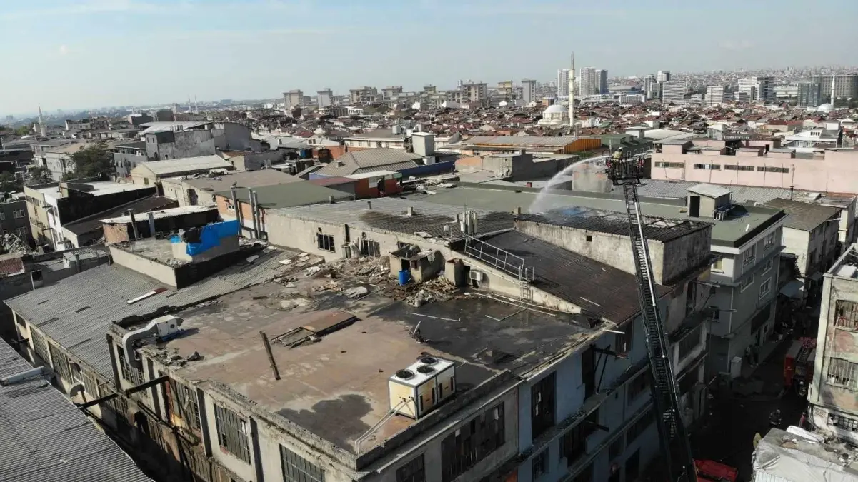 Bayrampaşa'da iş yerinin çatısı alev alev yandı