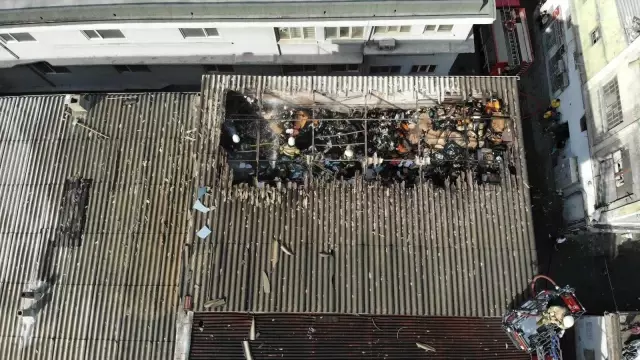 Bayrampaşa'da iş yerinin çatısı alev alev yandı