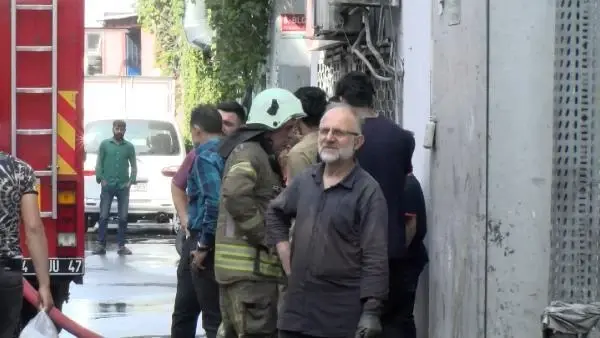 Son dakika: BAYRAMPAŞA'DA İŞYERİNİN ÇATISINDA YANGIN