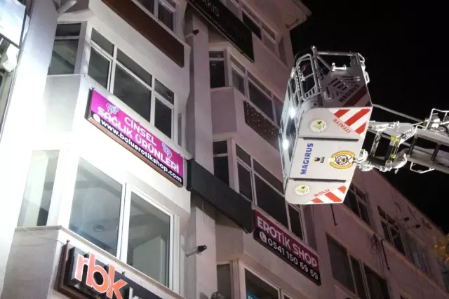 Bolu'da, ruhsatsız 'Erotik Shop', tabelası indirilerek mühürlendi