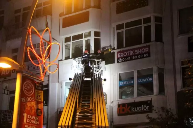 Bolu'da, ruhsatsız 'Erotik Shop', tabelası indirilerek mühürlendi