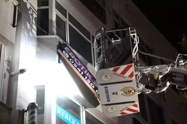 Bolu'da, ruhsatsız 'Erotik Shop', tabelası indirilerek mühürlendi