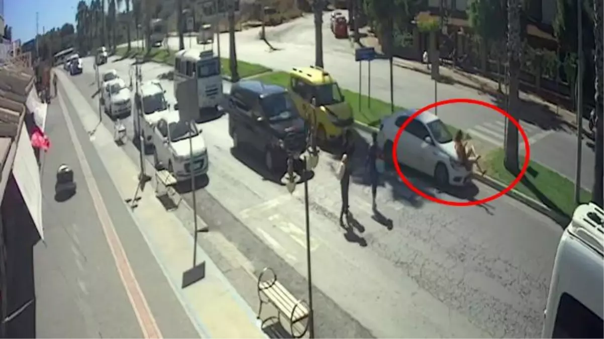 Böyle kaza görülmedi! Otomobilin çarptığı kızını gören anne olduğu yere yığılıp kaldı