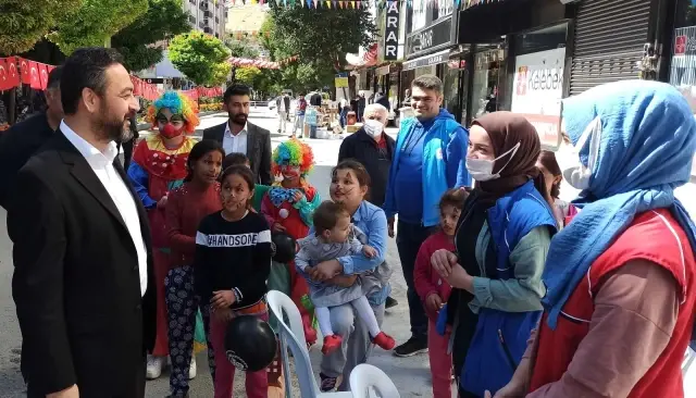 Caddeyi açık hava alışveriş merkezine dönüştürdüler
