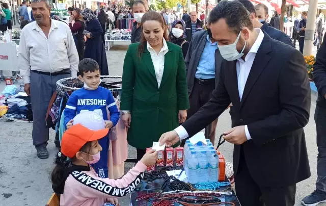 Caddeyi açık hava alışveriş merkezine dönüştürdüler