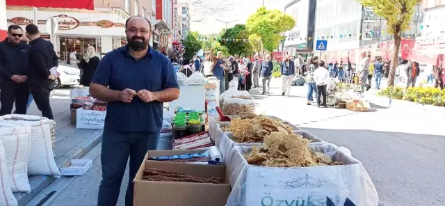 Caddeyi açık hava alışveriş merkezine dönüştürdüler