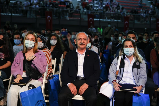 Gençlerle bir araya gelen Kılıçdaroğlu'ndan Göster cep telefonunu tepkisi