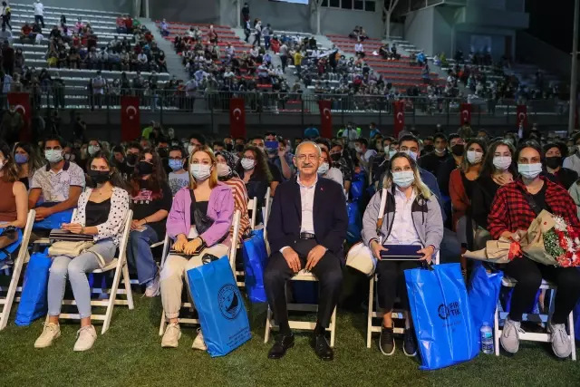 Gençlerle bir araya gelen Kılıçdaroğlu'ndan Göster cep telefonunu tepkisi