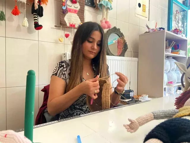 Son dakika haberleri... Çocukken öğrendiği el işini izlediği videolarla geliştirip kendi dükkanını açtı