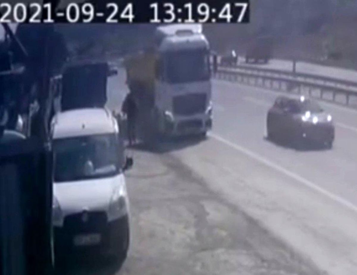 Son dakika haber... Hafriyat kamyonu önce çarptı sonra bırakıp gitti... Kaza anı kameraya böyle yansıdı