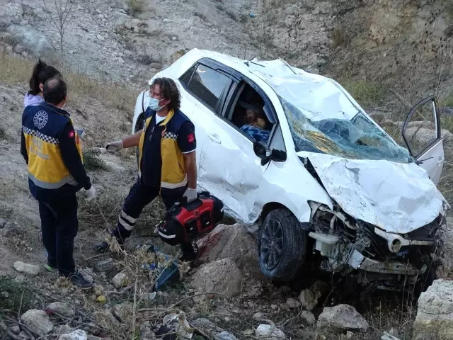 Son dakika: Hisarcık'ta otomobil uçuruma yuvarlandı: 1 ölü, 1 yaralı