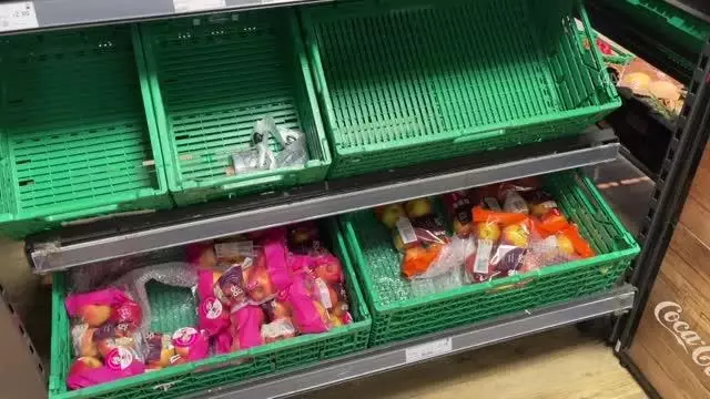 İngiltere'de tedarik sorunu bazı marketlerde rafların boş kalmasına neden oldu