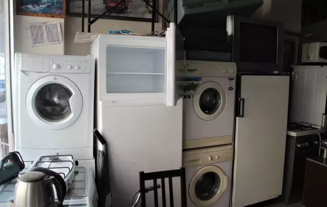 Dükkanları ikinci el eşyalarla doldurdular, öğrencilerin kente gelmesini beklemeye başladılar