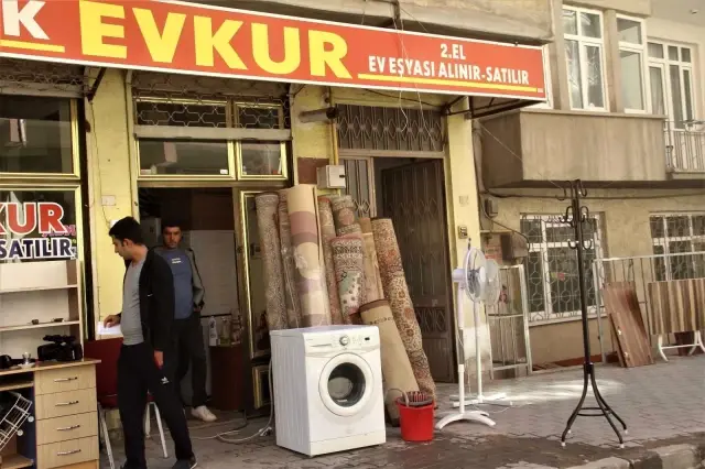 Dükkanları ikinci el eşyalarla doldurdular, öğrencilerin kente gelmesini beklemeye başladılar