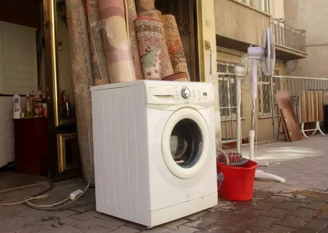 Dükkanları ikinci el eşyalarla doldurdular, öğrencilerin kente gelmesini beklemeye başladılar