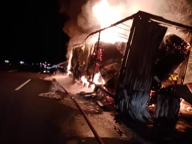 Kırklareli'nde kağıt havlu taşıyan tır yandı