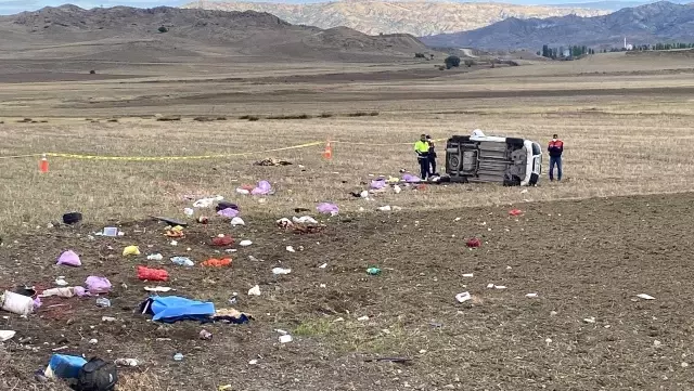 Kontrolden çıkan hafif ticari araç devrildi: 2 ölü, 3 yaralı