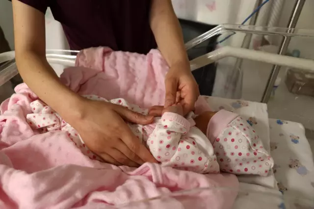 Kovid-19'a yakalanan anne sezaryenle alınan bebeğine kavuşmayı bekliyor