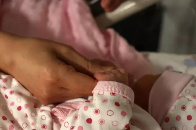 Kovid-19'a yakalanan anne sezaryenle alınan bebeğine kavuşmayı bekliyor