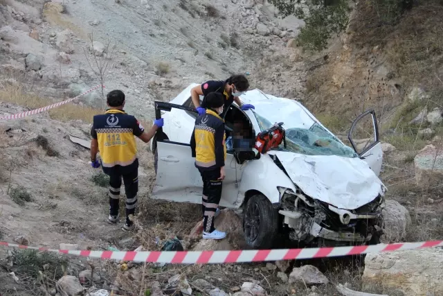 Şarampole devrilen otomobildeki 1 kişi öldü, 1 kişi yaralandı