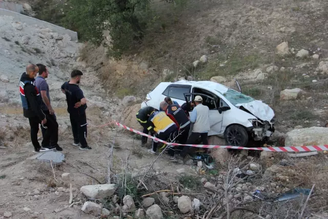 Şarampole devrilen otomobildeki 1 kişi öldü, 1 kişi yaralandı