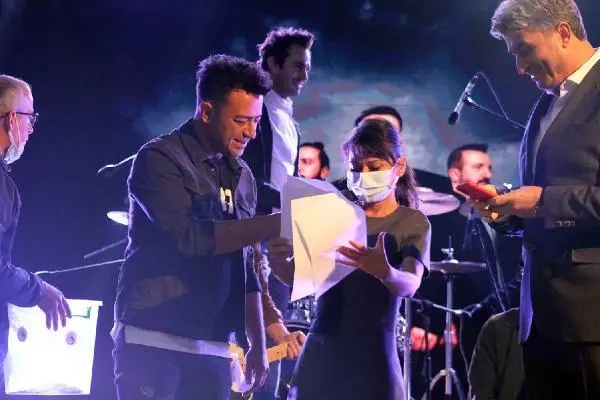 Manisa'da aşı olana çekilişle gram altın veriliyor Manisa'da aşı olana çekilişle gram altın veriliyor