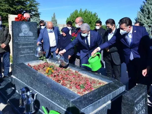 NEŞET ERTAŞ İÇİN 9'UNCU ÖLÜM YILINDA MEZARI BAŞINDA ANMA