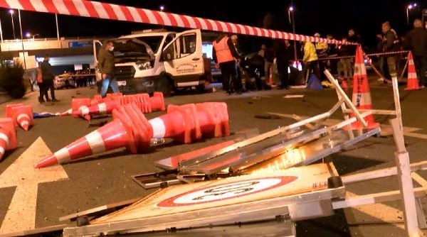 Otomobil, belediye işçilerine ve kamyonetine çarptı: 1 ölü, 3 yaralı