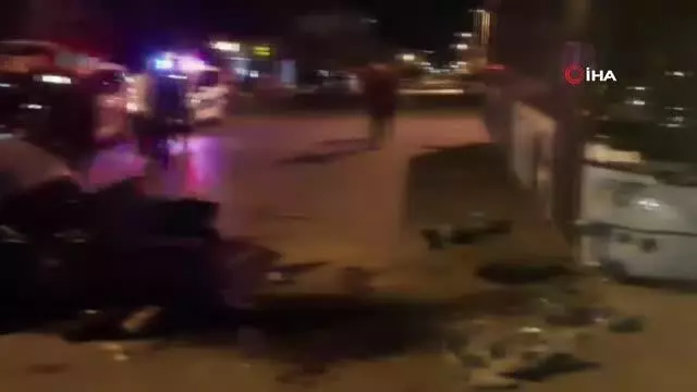 Park halindeki halk otobüsüne çarpan aracın sürücüsü yaralandı