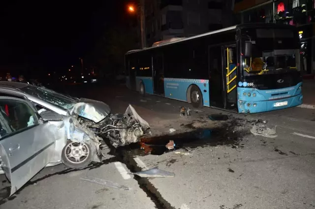 Park halindeki halk otobüsüne çarpan aracın sürücüsü yaralandı